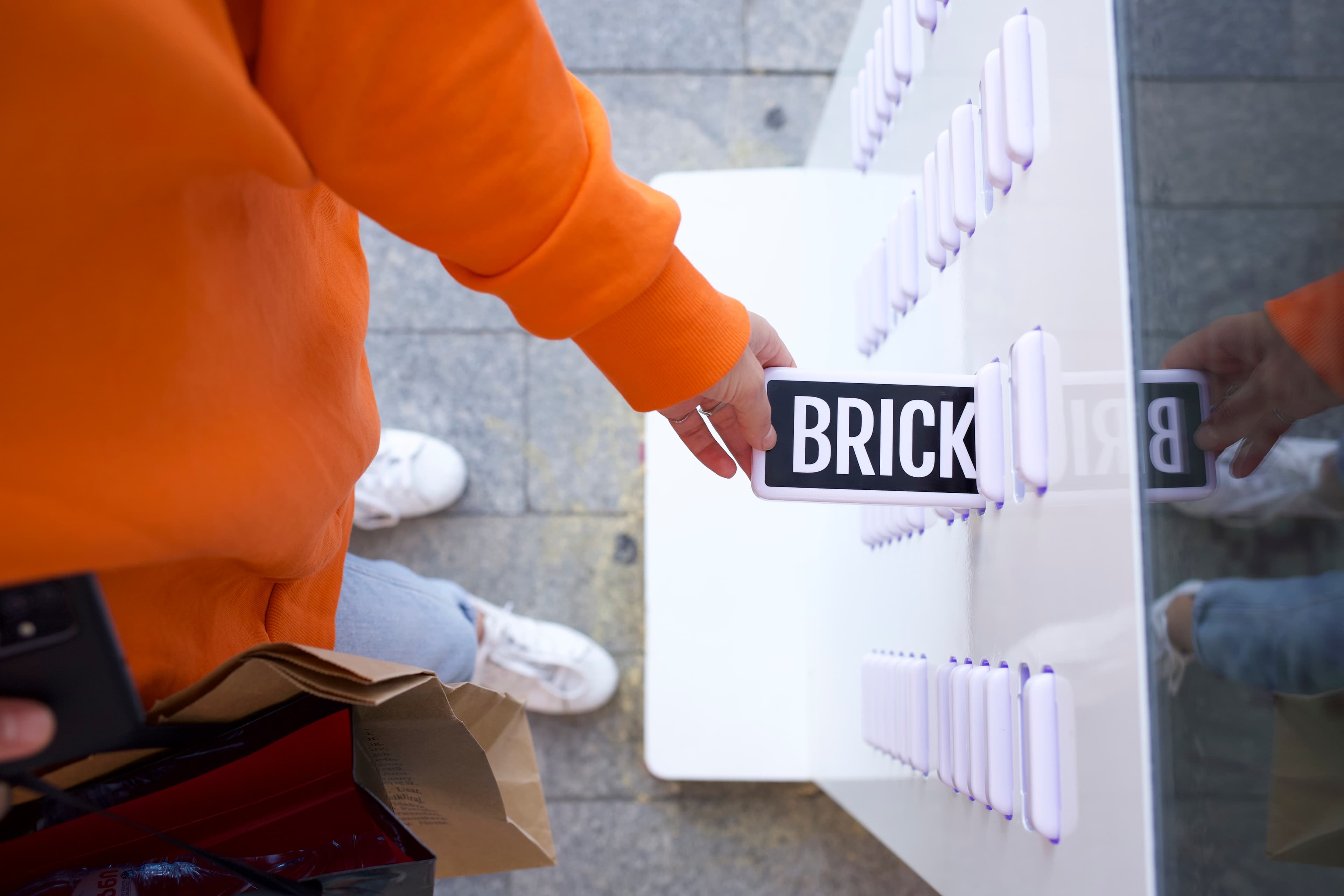 Ruka uzima Brick punjač sa stanice